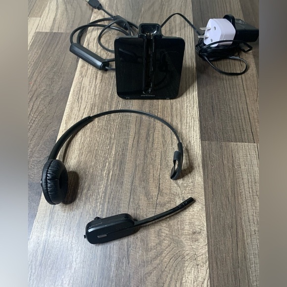 PLANTRONICS c054a wireless headset, USB and power cord included, works fine. - Picture 4 of 8
